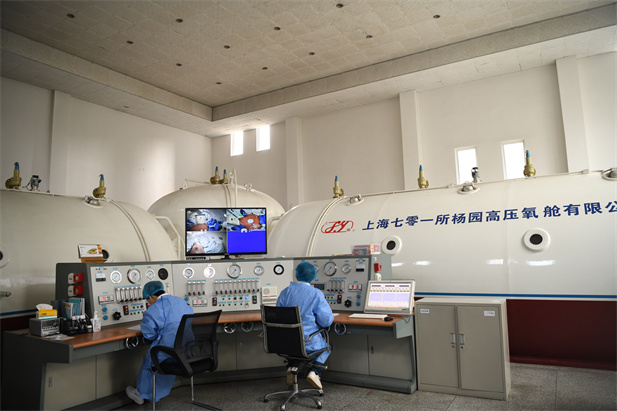 2020年2月，j9九游会登录东风总医院使用高压氧舱技术治疗新冠肺炎。.jpg